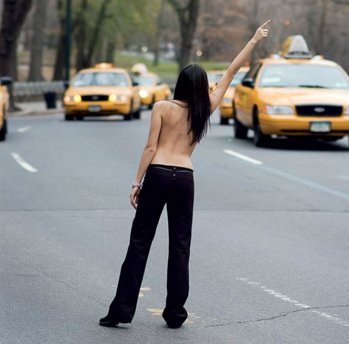 Мулатка Николь гуляет голой по улице 