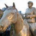 В Германии установили конную статую канцлера Меркель