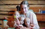 Москвичка в 40 родила троих в глуши: Рубит дрова, но гос. опеке проиграла Москвичка в 40 родила троих в глуши: Рубит дрова, но гос. опеке проиграла