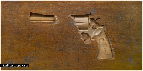 Оружие, вырезанное на школьной парте