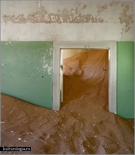 «Desert Indoors»: город, поглощенный пустыней