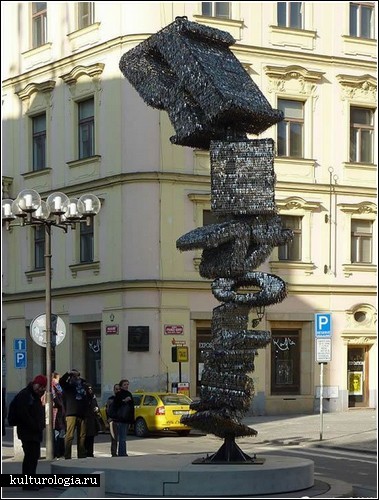 <br>Скульптура из ключей в Праге