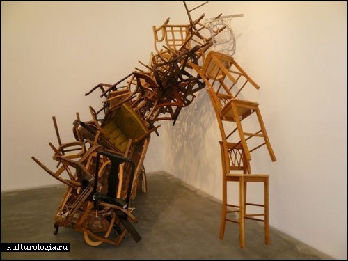 Скульптуры из стульев от Марка Андре Робинсона