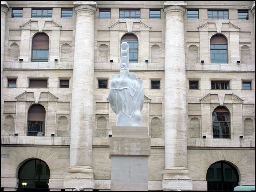Средний палец на площади Милана. Провокационная скульптура Маурицио Каттелана