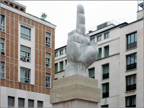 Средний палец на площади Милана. Провокационная скульптура Маурицио Каттелана