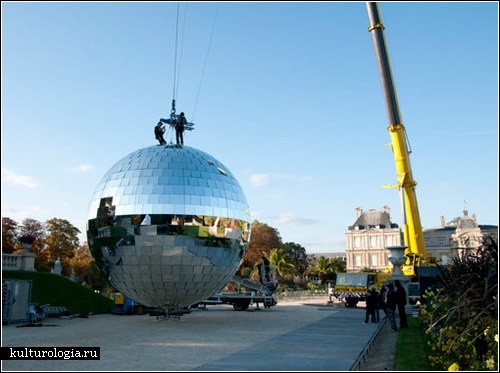 Самый большой в мире дискотечный шар и Париж вместо танцпола
