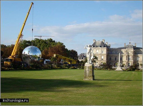 Самый большой в мире дискотечный шар и Париж вместо танцпола