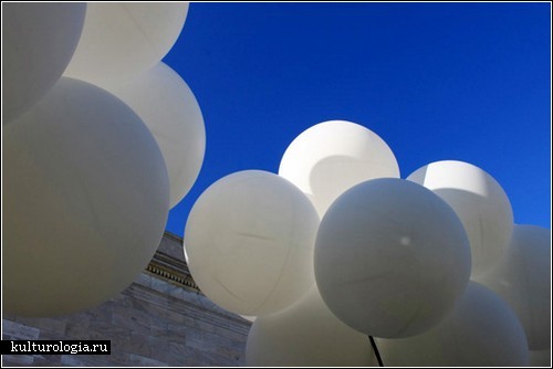 Белое облако из воздушных шаров. Инсталляция Марка Райгельмена