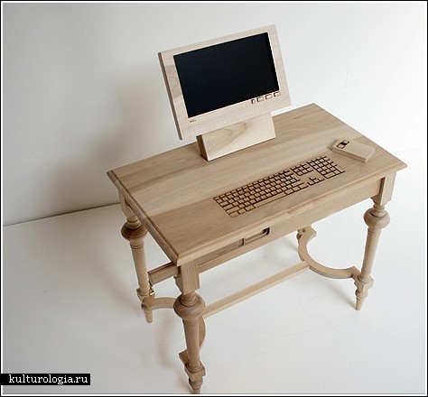 Деревянный компьютер и фарфоровая флешка от Marlies Romberg