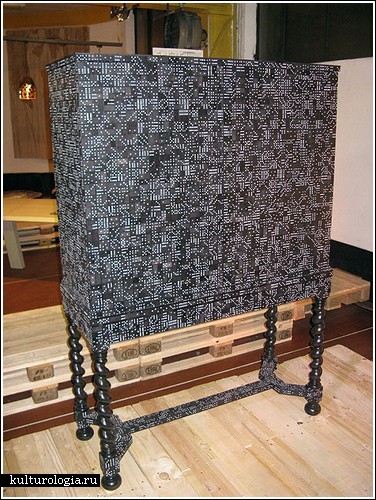 Шкафчик, украшенный домино