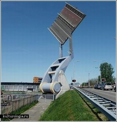 Мост-трансформер в Голландии