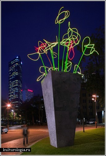 Гигантская ваза со светящимися цветами в Сиднее
