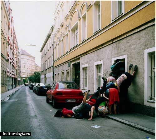 Уличный перфоманс «Тела в городском пространстве» художника Уилли  Дорнера (Willi Dorner)