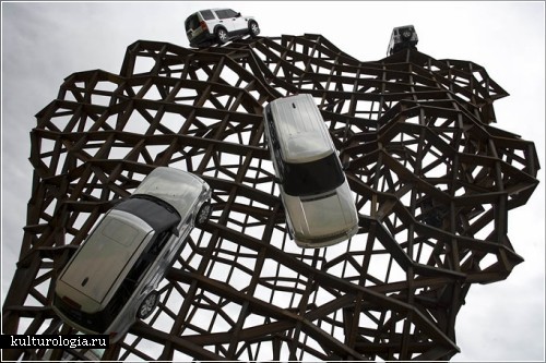 Инсталляция из автомобилей Land Rover английского скульптора Герри Джудда (Gerry Judah)