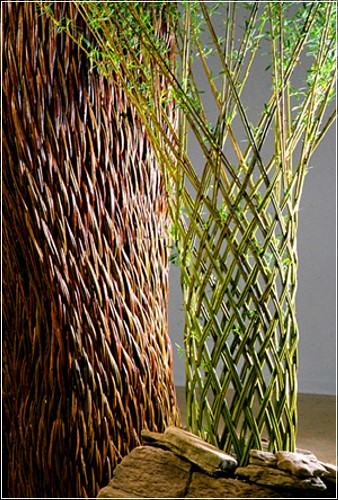 Плетеные деревянные инсталляции от Alastair Heseltine