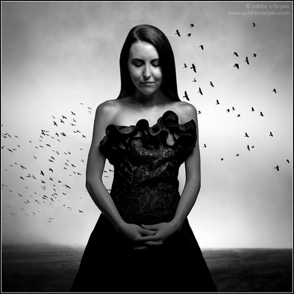 Черно-белые фотографии людей от Эдди О'Брайана: *Черное платье, черные птицы*