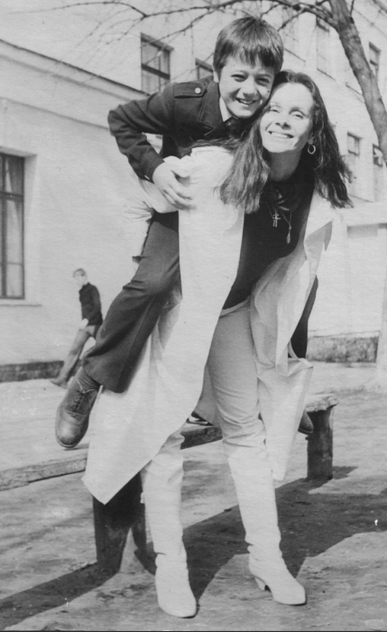 Алексей Макаров в детстве с матерью