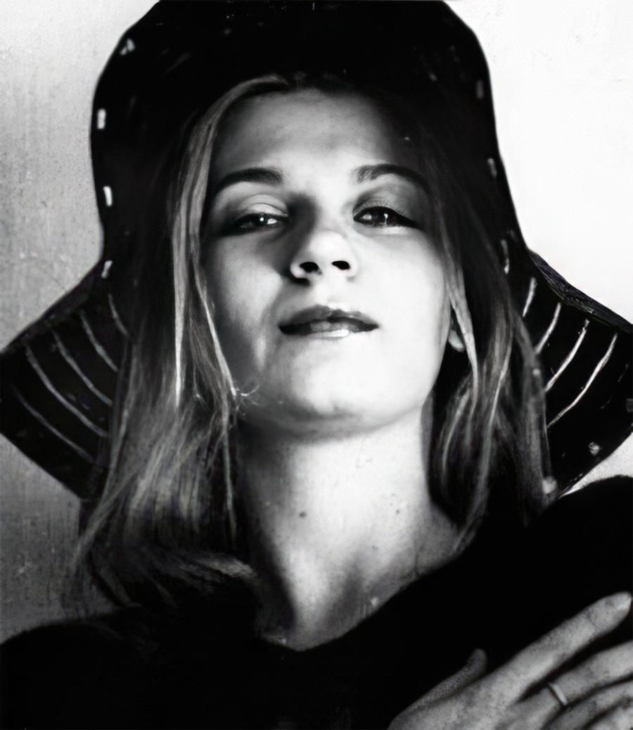 Анна Ардова в юности.