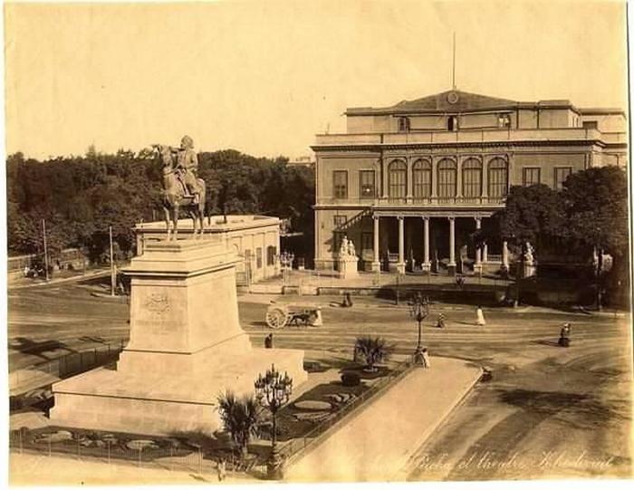 Первый оперный театр и памятник его основателю.