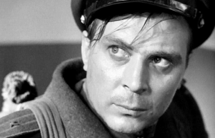 Пил беспробудно с другом и ждал, когда за ним придёт жена, которой он дважды изменил: За что коллеги ненавидели Евгения Матвеева