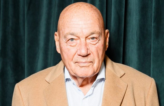 На родную дочь поднимал руку, а пасынку проложил путь на ТВ: Как живут наследники Владимира Познера и почему распались 2 его брака