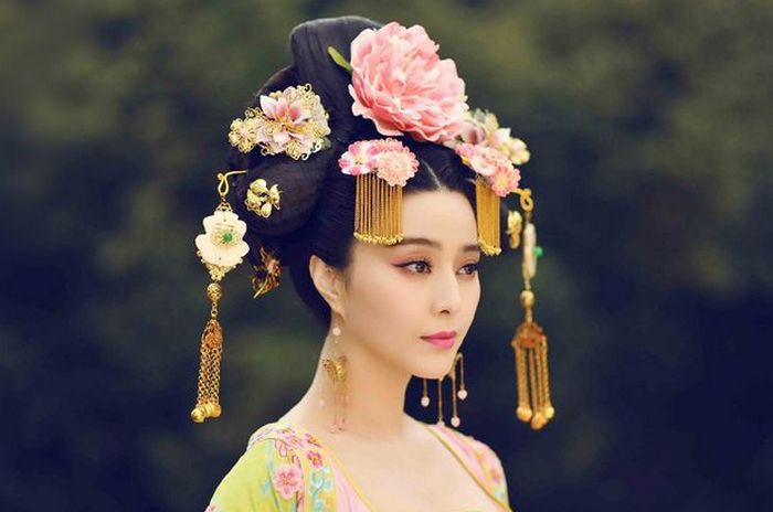 Как наложница перешла от отца к сыну, но стала 1-й императрицей Китая, и За что её выгнали из дворца родные дети