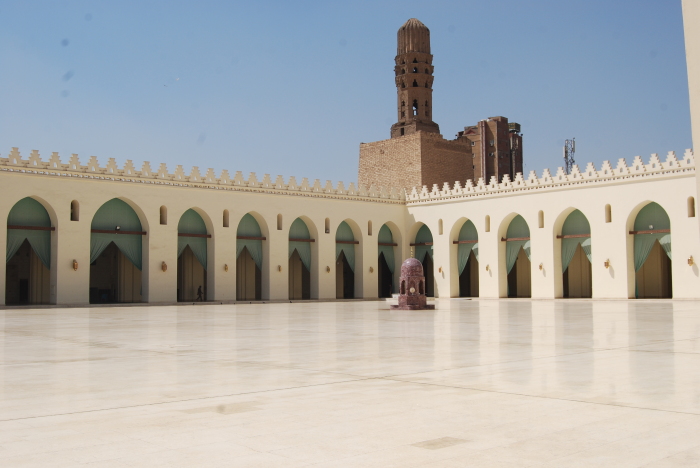 Внутренний двор мечети Аль-Хаким в Каире. 