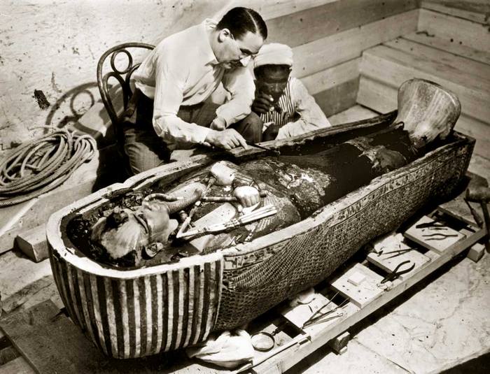 Картер у открытого саркофага фараона Тутанхамона.