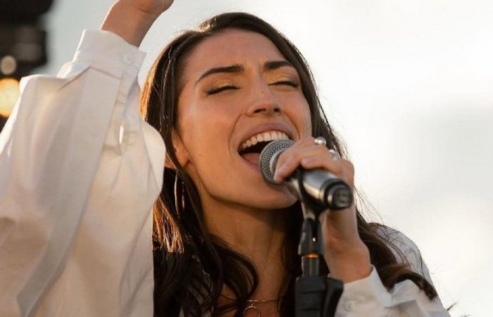 Душа всегда лежала к творчеству.