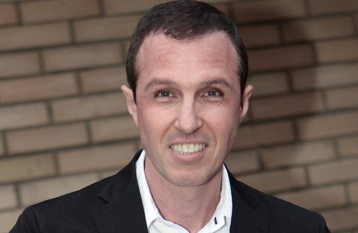 Жена устала от абортов и уехала, а он в 60 женился на продюсере, но гуляет с юной актрисой: Как живет Игорь Верник