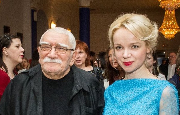 Семейная жизнь незаладилась.