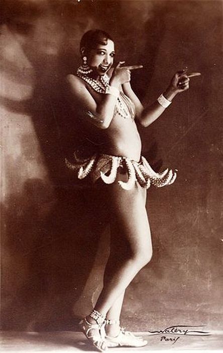 Жозефина Бейкер в своем знаменитом банановом костюме