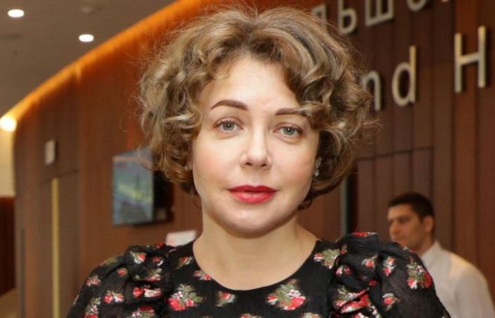 Выдумала себе биографию.