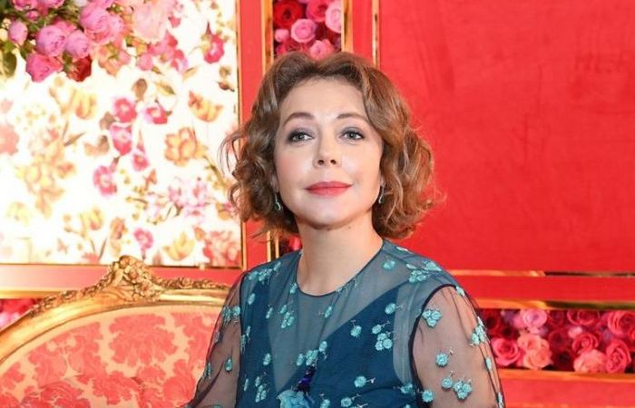 Вела себя странно...