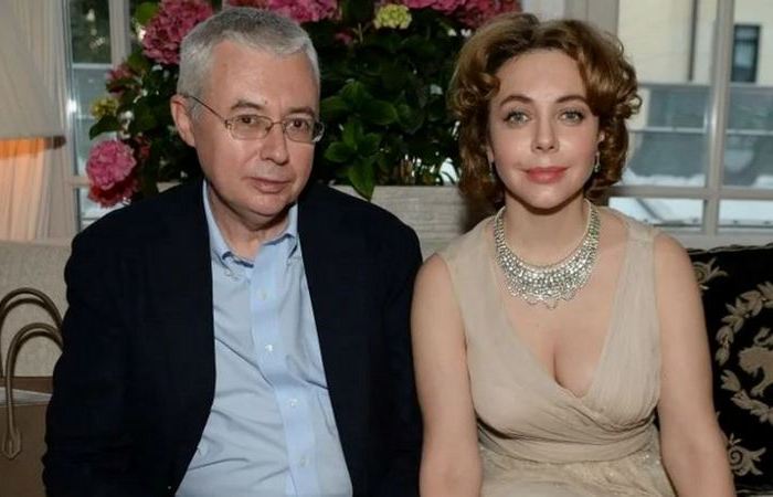 Своего суженного всё-таки нашла.