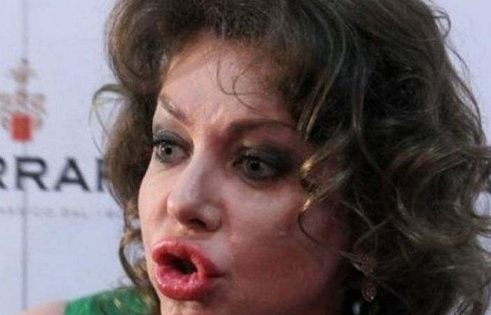 В 2022 покинула Россию.