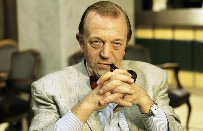 Он был намного старше. Он был намного старше.