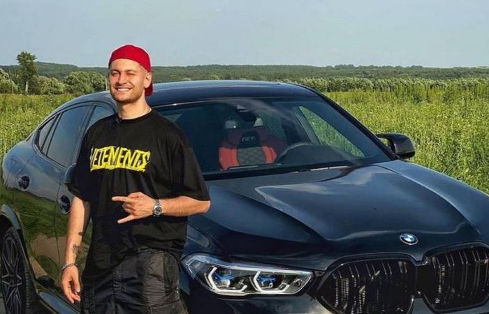 Любит роскошь и не стесняется этого.