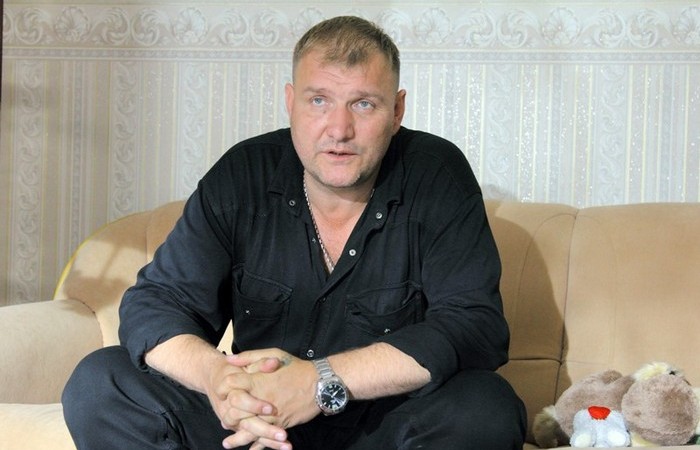 В 1990-е задумался о карьере в театре и кино.