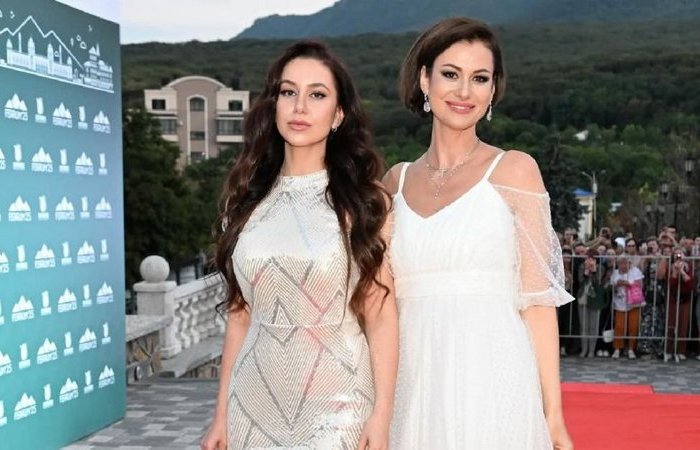 Дочь - копия мамы. Дочь - копия мамы.