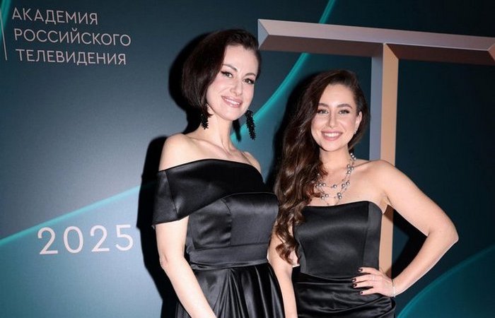 Вся в мать. Вся в мать.