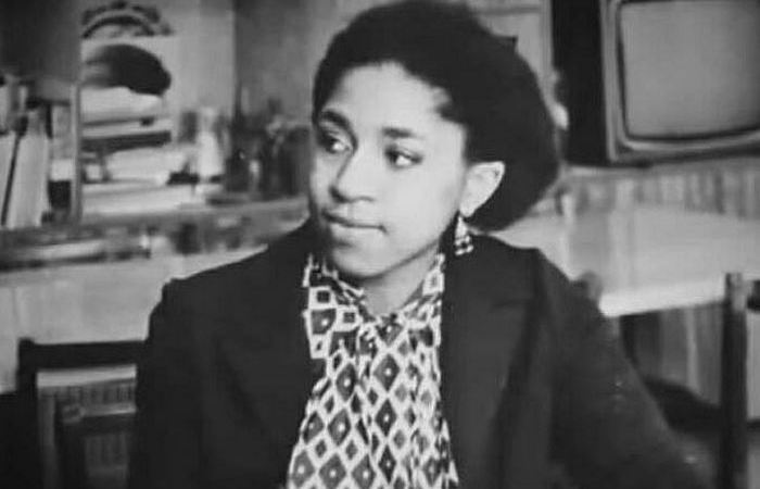 Училась на журфаке МГУ.