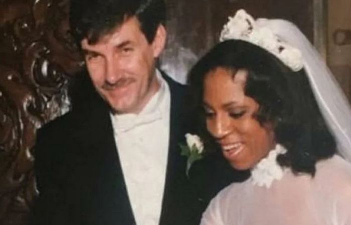 15 лет оказывала будущему мужу.