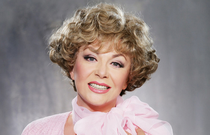 Передвигается в коляске, стала затворницей, но поёт: Как живёт Эдита Пьеха, которую не видно уже 4 года?