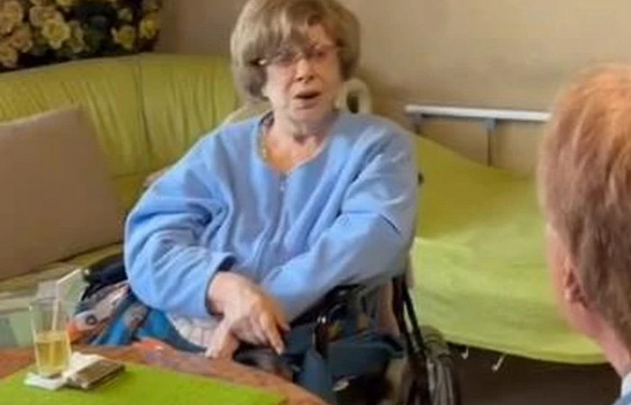 Ездит на кресле, как королева!