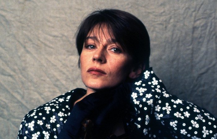 Так и не стала своей. Так и не стала своей.