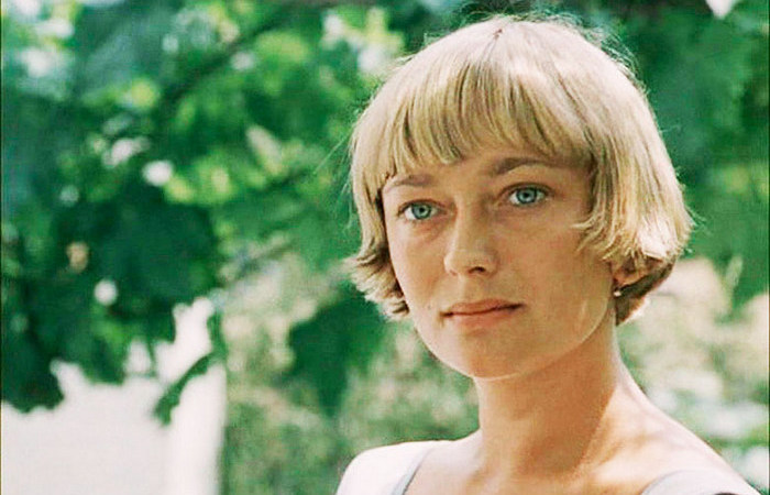 В юности была похожа на мальчика.