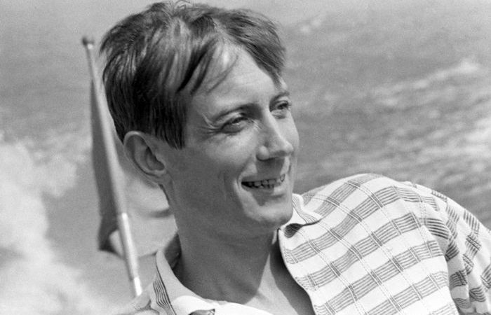 Евгений Евтушенко в молодости. Евгений Евтушенко в молодости.