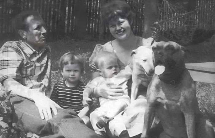 Евтушенко с Батлер и двумя сыновьями.