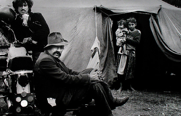 В 1940-е годы многие цыгане всё ещё оставались кочевниками. В 1940-е годы многие цыгане всё ещё оставались кочевниками.